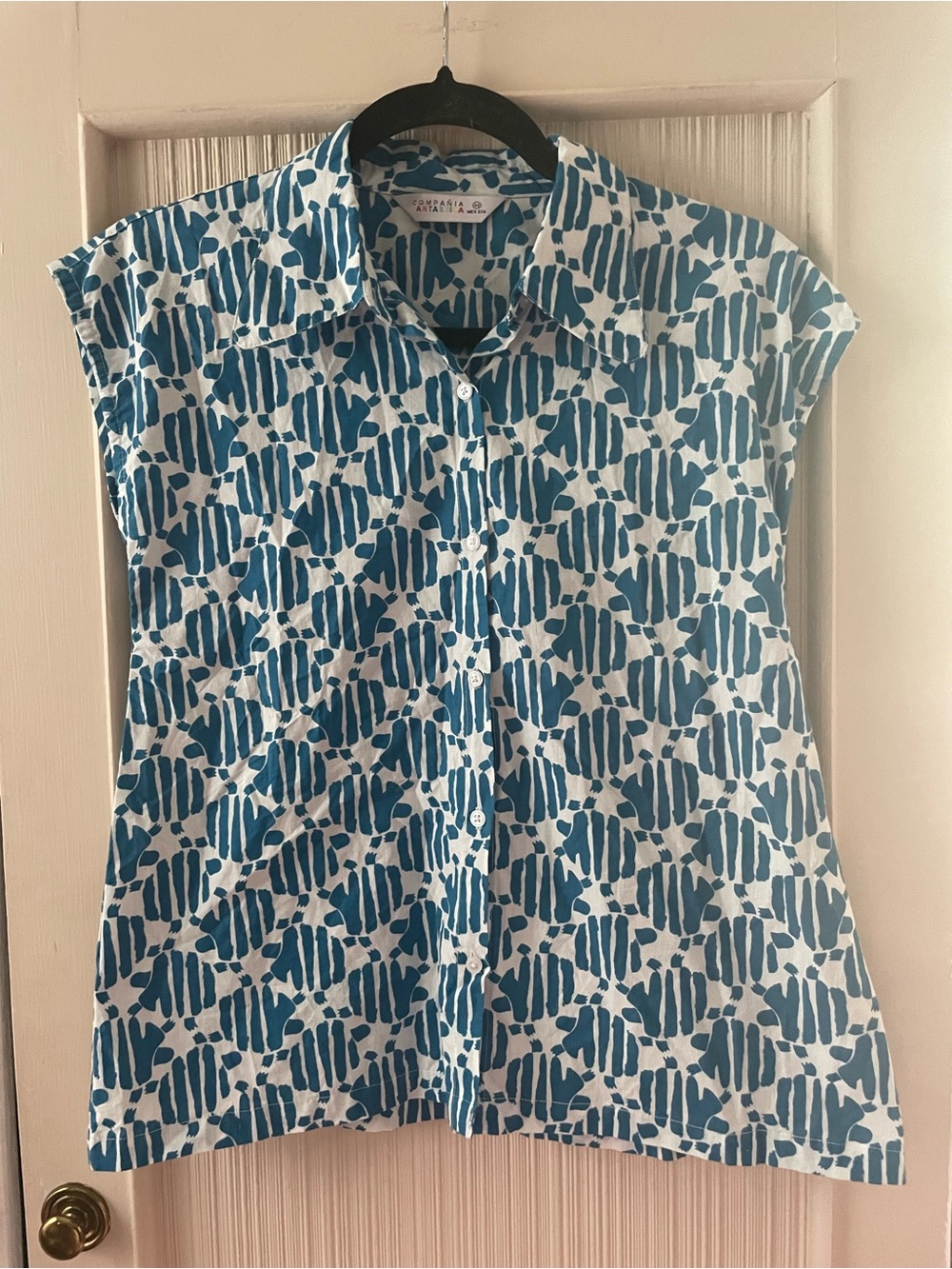 Compañía Fantástica Blue Turtle Print Cap Sleeve Button Front Blouse